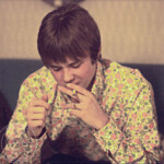 Danne Larsson löser korsord Tages